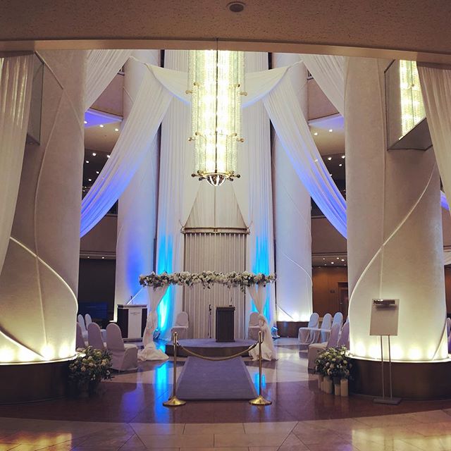 昨日のスイスホテル南海大阪でお見合い実施しました。いつものロビーラウンジが結婚式仕様になっていました♫隣のカフェスペースで無事にお見合いはできましたが、隣りで結婚式挙げていたら気持ちも盛り上がりますね(^^)#お見合い #結婚式 #スイスホテル南海大阪 #結婚相談所 #ビリーブインユアセルフ #biy #ibj#婚活