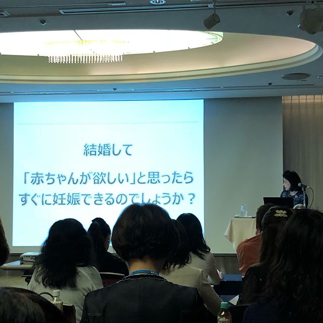 今日は、精子研究の第一人者、 黒田優佳子医学博士の「婚活 その先に 妊活が待っているかもしれない？」をテーマにした特別講演に参加させていただきました。不妊治療は女性にフォーカスされがちの中、男性不妊治療を専門にされているということで、今の不妊治療がいかにリスクを伴い、そして根本の問題解決になっていないのかということをわかりやすく解説してくださいました。おそらく人生でこんなに見ることはないぐらい様々な精子を見せてもらい！！、素人でもわかるように説明していただき、衝撃的な内容に自分の無知さに気づきました。不妊治療をしている方には是非この話を知っていただきたいと感じました。妊活は、会員さんが成婚退会した後に必ず考えなければいけないことですし、成婚のその先も一緒に考えていく一仲人として、知識を深めたいと思います。#ビリーブインユアセルフ #biy #ibj #不妊治療 #妊活 #婚活のその先に #結婚相談所