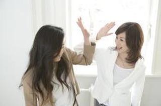 先日書いた個人的に悔しかったこと…。私も会員さまも同じ気持ちだったようで、私も動きましたが、会員さまも後悔しない為に行動に移されたところ、ある変化が起きました。結果はどうあれ、前に動きましたし、これでダメでも後悔はないと言う前向きな言葉をいただきました。大きな原因は、お相手との連絡の行き違いでした。うまくいくはずの恋愛にも思わぬ石が転がっていることがあります。お互いに支え合えれば良いですが、どちらかが気づかなかったり、2人とも当たってしまったりすると、そのまま倒れて終わってしまうことがあります。気づいていたら支えあえたのに、２人の関係が充分に築けていないので、わざとこかすつもりだったの？とかそんな風に勘違いしてしまいます。私達はそんな２人それぞれの両サイドについて、２人が充分な関係を築くまでアシストしていきます。無理やり２人の間に入って、取りもつことはしません。その行動の先には新しい未来があります。背中を押してほしい方、お待ちしております！ *･゜ .｡.:*･゜ﾟ･*.｡.:*･*･.｡.:*･゜.｡.:*･結婚相談所ビリーブインユアセルフ婚活サロン：大阪市住吉区あびこ出張カウンセリング：関西全域お問い合わせは↓↓TEL:06-7181-047MAIL: info@bridal-biy.comLINE: @mdz5153v をお友達登録･*.｡.:*･*･.｡.:*･゜.｡.:*･゜･*.｡.:*･*･.｡.:#結婚相談所 #大阪市住吉区あびこ#ビリーブインユアセルフ #biy#ibj #婚活 #お見合い#婚活してる人と繋がりたい#成婚率の高い結婚相談所#心から幸せだと思える結婚をしたい方のための相談所