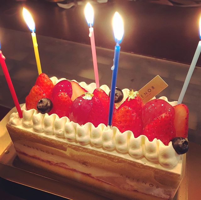いつも一緒に頑張っている旦那様のお誕生日を家族でお祝いしました。５歳（笑）の誕生日。いえ、ロウソクは適当です(^^;;いつもクリスマスと一緒にお祝いされる運命なので、今回は前倒しでお祝い。ビジネスパートナーとして出逢って、結婚して、またビジネスパートナーとして一緒に結婚を応援する仕事をしています。なんだか不思議な縁でして、結婚して私は人生が変わりました。年も考え方も違うのに、絶妙に似ているところがあり、ケンカしても最後は笑っています。こうして仲人という素敵なお仕事に就かせてもらったのも、夫がキッカケでした。改めて感謝です。珍しく自分のことを書きましたが、たまにはこんな時ぐらい…(^^)*･゜ .｡.:*･゜ﾟ･*.｡.:*･*･.｡.:*･゜.｡.:*･結婚相談所ビリーブインユアセルフ婚活サロン：大阪市住吉区あびこ出張カウンセリング：関西全域お問い合わせは↓↓TEL:06-7181-047MAIL: info@bridal-biy.comLINE: @mdz5153v をお友達登録･*.｡.:*･*･.｡.:*･゜.｡.:*･゜･*.｡.:*･*･.｡.:#結婚相談所 #大阪市住吉区あびこ#ビリーブインユアセルフ #biy#ibj #婚活 #お見合い#婚活してる人と繋がりたい#成婚率の高い結婚相談所#心から幸せだと思える結婚をしたい方のための相談所#夫婦の絆 #お誕生日おめでとう