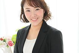 ビリーブインユアセルフ代表が婚活を考えている方に優しく微笑みかけている写真