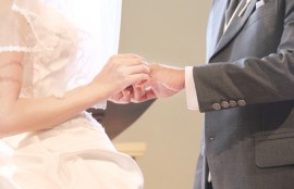 結婚相談所の婚活の目標は成婚そして「幸せな結婚」です。指輪の交換をしている写真でそれを表現しています。