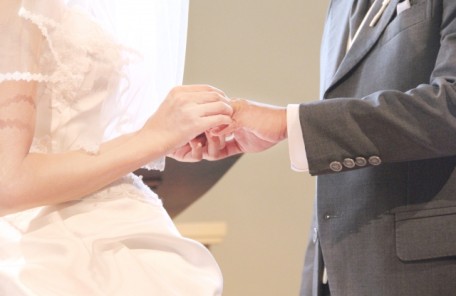 結婚相談所の婚活の目標は成婚そして「幸せな結婚」です。指輪の交換をしている写真でそれを表現しています。