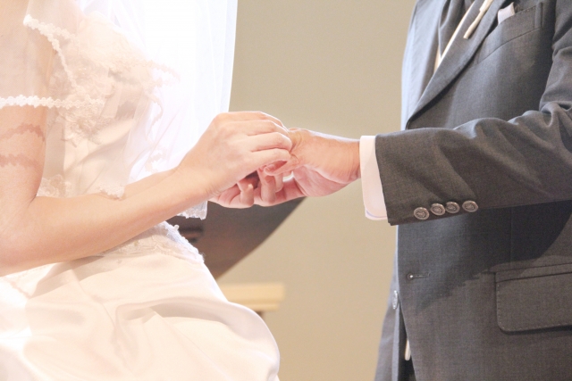 結婚相談所の婚活の目標は成婚そして「幸せな結婚」です。指輪の交換をしている写真でそれを表現しています。