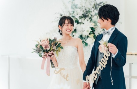 交際の先には「最後の決断」が必要です。それはプロ―ポーズそして結婚です！様々な困難を乗り越えて結ばれ、晴れの結婚式を迎えられたカップルの写真でその最後の決断の大切さを訴えています。
