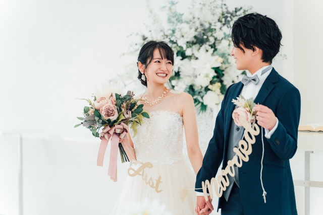 交際の先には「最後の決断」が必要です。それはプロ―ポーズそして結婚です！様々な困難を乗り越えて結ばれ、晴れの結婚式を迎えられたカップルの写真でその最後の決断の大切さを訴えています。