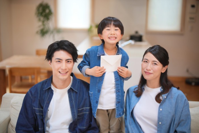 再婚・再々婚・連れ子婚に強い大阪結婚相談所ビリーブインユアセルフのイメージ写真。大人二人と幸せそうな子供が1人の構図写真。