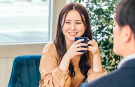 お見合いのイメージ写真にこやかに笑っている女性が男性とお話している構図の写真。