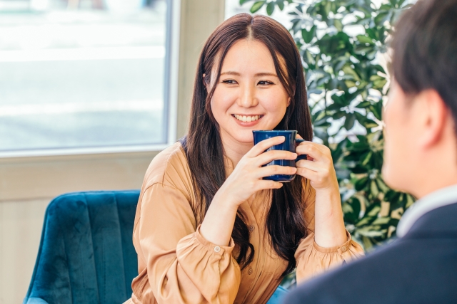 お見合いのイメージ写真にこやかに笑っている女性が男性とお話している構図の写真。