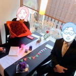 プロポーズは108本のバラの花束と婚約指輪で熱烈なものでした。お二人の写真。