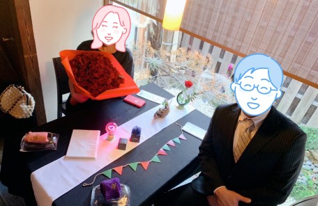プロポーズは108本のバラの花束と婚約指輪で熱烈なものでした。お二人の写真。