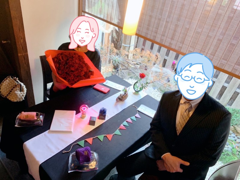 プロポーズは108本のバラの花束と婚約指輪で熱烈なものでした。お二人の写真。