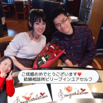 船上でバラの花束と指輪でプロポーズしている写真