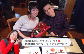 船上でバラの花束と指輪でプロポーズしている写真