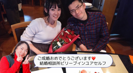 船上でバラの花束と指輪でプロポーズしている写真