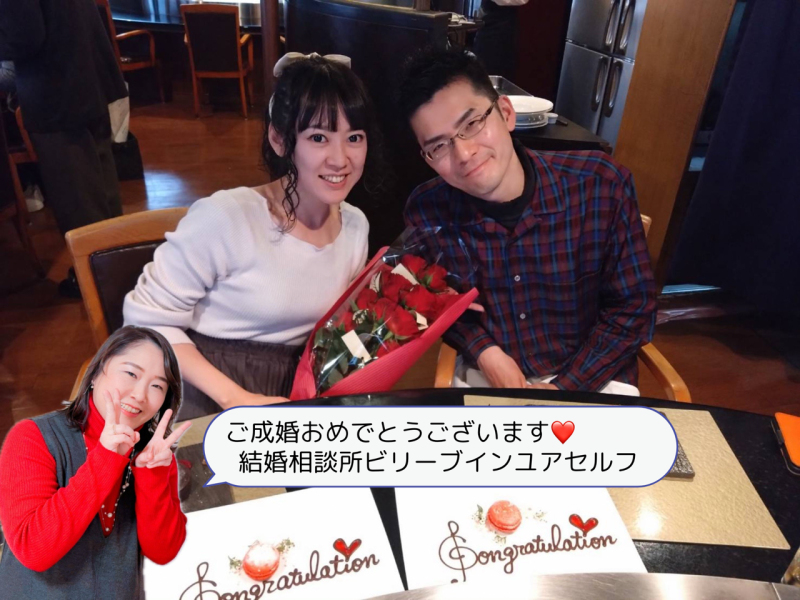 船上でバラの花束と指輪でプロポーズしている写真