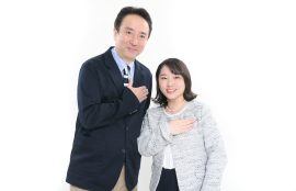 大阪結婚相談所ビリーブインユアセルフ夫婦カウンセラーが二人で並んで胸に手を当てにこやかに「私たちにあなたのはお任せください」と微笑みかけている写真。