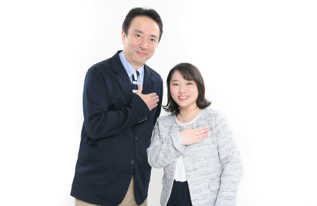 大阪結婚相談所ビリーブインユアセルフ夫婦カウンセラーが二人で並んで胸に手を当てにこやかに「私たちにあなたのはお任せください」と微笑みかけている写真。