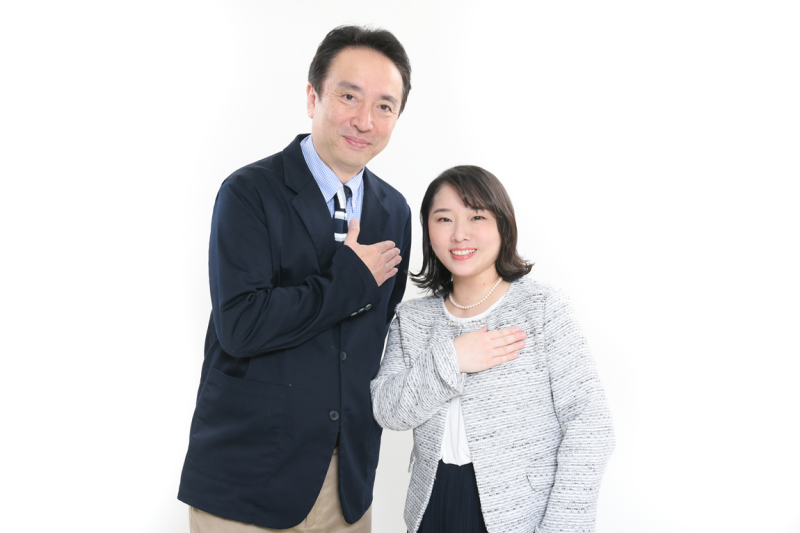 大阪結婚相談所ビリーブインユアセルフ夫婦カウンセラーが二人で並んで胸に手を当てにこやかに「私たちにあなたのはお任せください」と微笑みかけている写真。