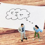 婚活における「お相手への違和感」というテーマの写真。dん製と女性の人形が「モヤモヤ」という吹き出しで表現している図。
