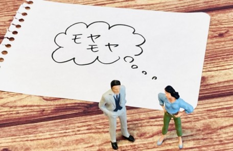 婚活における「お相手への違和感」というテーマの写真。dん製と女性の人形が「モヤモヤ」という吹き出しで表現している図。