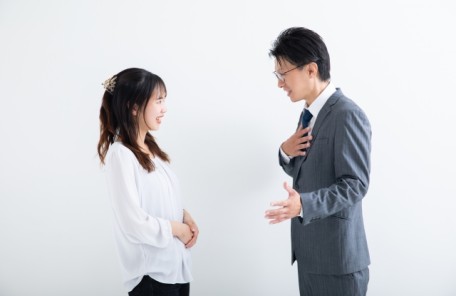 婚活の極意は真剣交際にあります！のイメージ写真。１対１の真剣交際になって初めて相手の事を好きになれるという大阪結婚相談所ビリーブインユアセルフの主張を表すように男性が女性に対して対面で真剣に話をしている写真です。