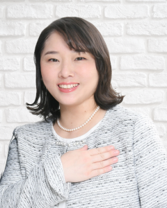大阪結婚相談所ビリーブインユアセルフ代表米田愛の写真。胸に手を当て「私におまかせください!」とうったえています。