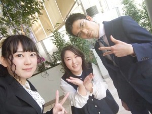 大阪結婚相談所ビリーブインユアセルフで成婚された30代前半女性とパートナーが当社代表と3人で顔出し許可の上自撮りで撮った写真。30代からの婚活は当社でと代表が示している構図。