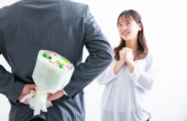 「恋は出会わないとはじまらない」事がテーマのプログイメージ写真。後ろ手に花束を隠し持った男性が女性に対して国は屈しようとしているシーン。