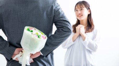 「恋は出会わないとはじまらない」事がテーマのプログイメージ写真。後ろ手に花束を隠し持った男性が女性に対して国は屈しようとしているシーン。