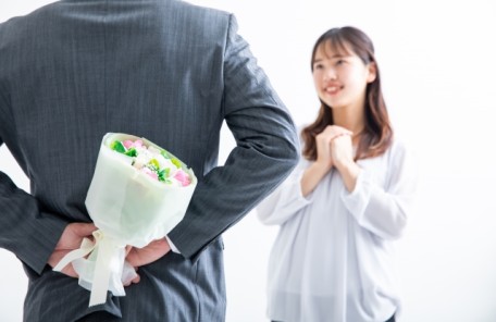 「恋は出会わないとはじまらない」事がテーマのプログイメージ写真。後ろ手に花束を隠し持った男性が女性に対して国は屈しようとしているシーン。