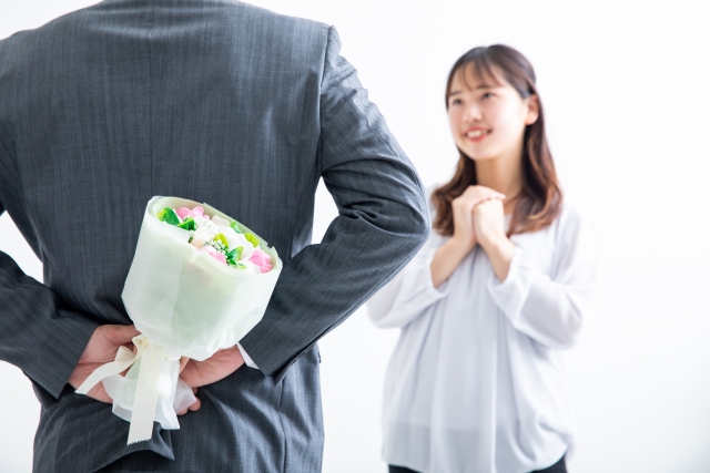 「恋は出会わないとはじまらない」事がテーマのプログイメージ写真。後ろ手に花束を隠し持った男性が女性に対して国は屈しようとしているシーン。