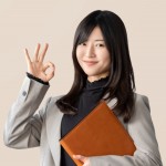 大阪結婚相談所ビリーブインユアセルフ野婚活で「もう遅い」はありません。カウンセラーの女性がOKサインを出しながら微笑んでいる写真で表現しています。