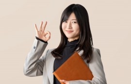 大阪結婚相談所ビリーブインユアセルフ野婚活で「もう遅い」はありません。カウンセラーの女性がOKサインを出しながら微笑んでいる写真で表現しています。