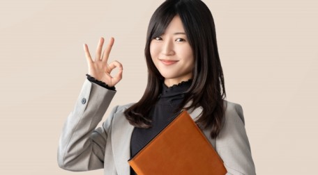 大阪結婚相談所ビリーブインユアセルフ野婚活で「もう遅い」はありません。カウンセラーの女性がOKサインを出しながら微笑んでいる写真で表現しています。