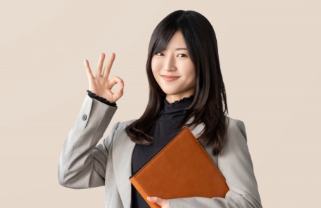 大阪結婚相談所ビリーブインユアセルフ野婚活で「もう遅い」はありません。カウンセラーの女性がOKサインを出しながら微笑んでいる写真で表現しています。