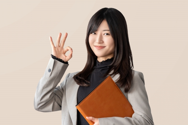 大阪結婚相談所ビリーブインユアセルフ野婚活で「もう遅い」はありません。カウンセラーの女性がOKサインを出しながら微笑んでいる写真で表現しています。