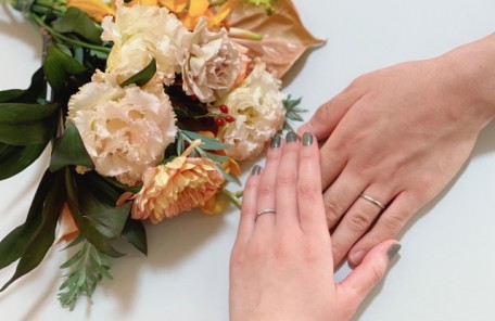 結婚相談所婚活は正しくすすめることで婚活力が上昇し成婚確率が高まる結果写真のようにブーケと結婚指輪をつけた男女の手お写真で表現しています。