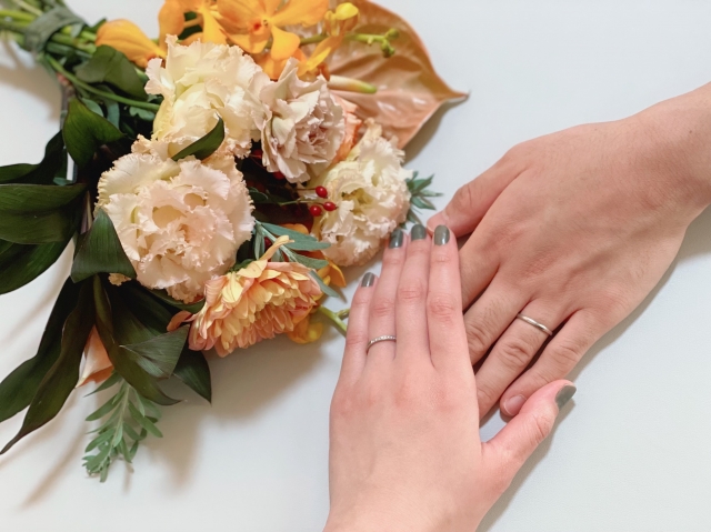 結婚相談所婚活は正しくすすめることで婚活力が上昇し成婚確率が高まる結果写真のようにブーケと結婚指輪をつけた男女の手お写真で表現しています。