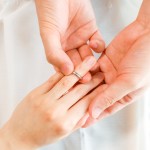 「今年の冬は素敵なプロポーズを！」を表現する婚約指輪を指にはめようとしている二人の手の写真。婚活を勇気をもって！と訴えています。