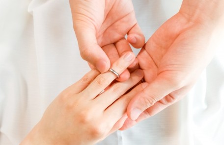 「今年の冬は素敵なプロポーズを！」を表現する婚約指輪を指にはめようとしている二人の手の写真。婚活を勇気をもって！と訴えています。