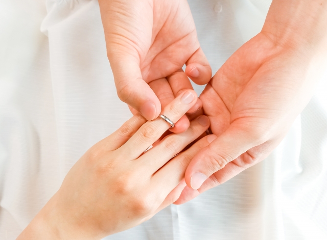 「今年の冬は素敵なプロポーズを！」を表現する婚約指輪を指にはめようとしている二人の手の写真。婚活を勇気をもって！と訴えています。