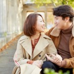 結婚相談所ですぐにお相手が決まる人の特徴がテーマで、若い男女が仲睦まじく寄り添っている写真を通じてその光景を表現しています。