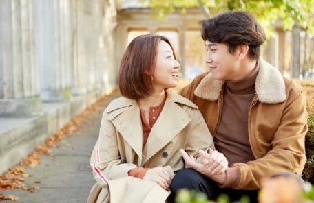結婚相談所ですぐにお相手が決まる人の特徴がテーマで、若い男女が仲睦まじく寄り添っている写真を通じてその光景を表現しています。