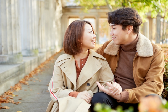 結婚相談所ですぐにお相手が決まる人の特徴がテーマで、若い男女が仲睦まじく寄り添っている写真を通じてその光景を表現しています。