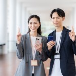 「30代は結婚相談所の婚活が最適です」というテーマの元30代男女が「1番」と指でしめしながら婚活に３０代は最適だと示すイメージ写真。