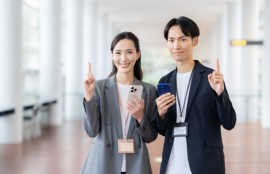 「30代は結婚相談所の婚活が最適です」というテーマの元30代男女が「1番」と指でしめしながら婚活に３０代は最適だと示すイメージ写真。