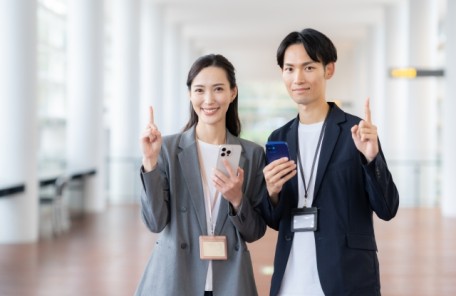 「30代は結婚相談所の婚活が最適です」というテーマの元30代男女が「1番」と指でしめしながら婚活に３０代は最適だと示すイメージ写真。