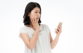 「婚活は難しい」とスマホを見ながら悩んでいる女性の写真。大阪結婚相談所ビリーブインユアセルフではこういう方の悩みを解消します。
