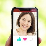 スマホの画面で女性を検索している写真、にこやかに笑いかける女性の写真は「検索の条件を広げる」重要性を語りかける為のもおです。